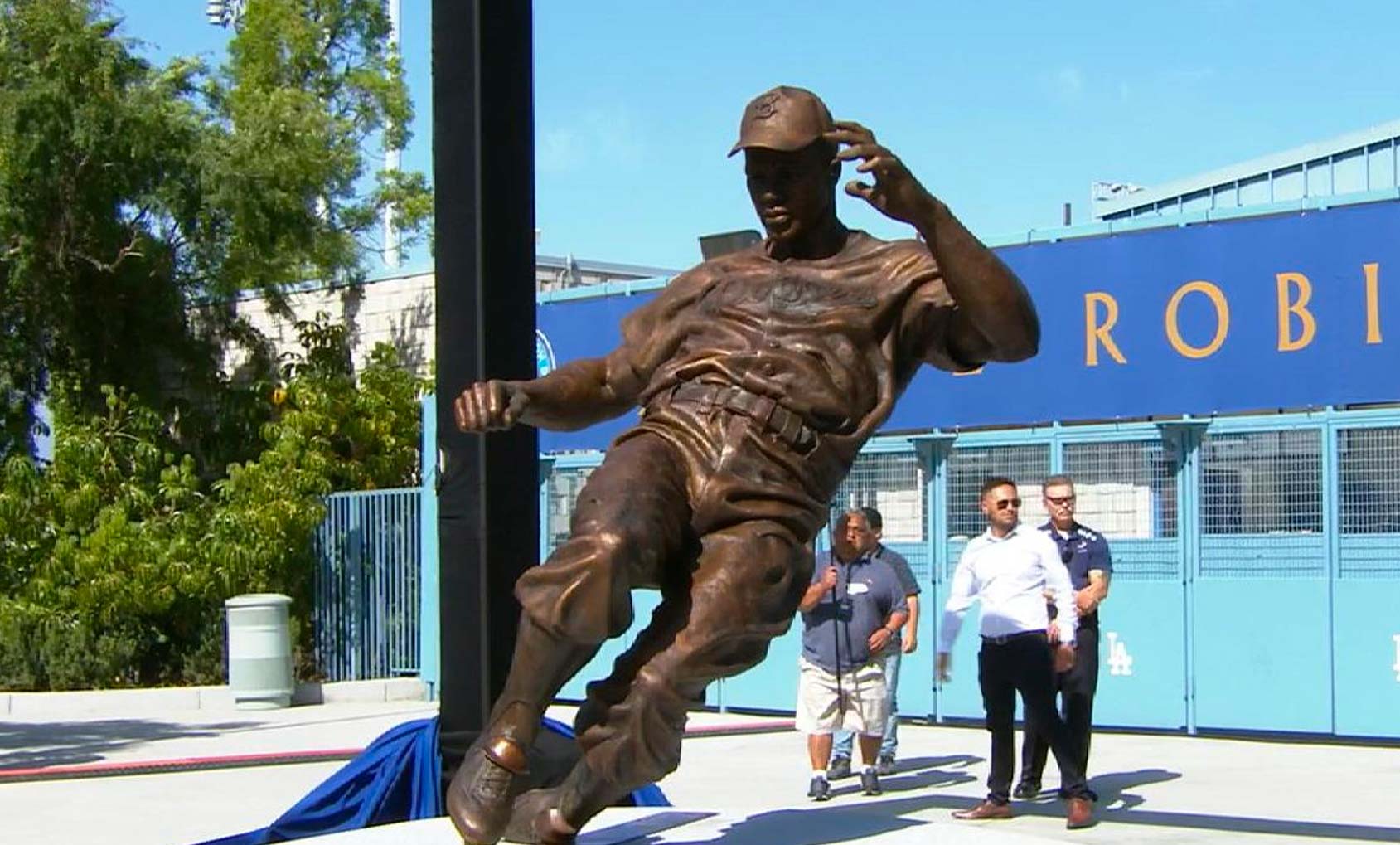 Read more about the article Statue Of Jackie Robinson Unveiled At Dodger Stadium