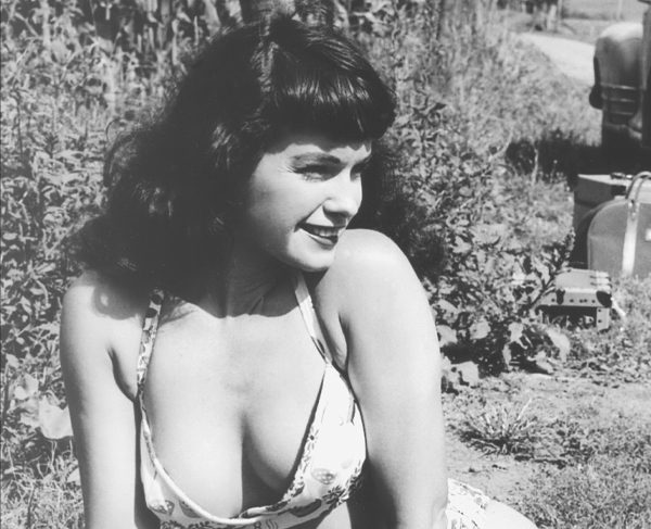 You are currently viewing Bettie Page, ‘50s ‘Queen Of Pinups,’ To Receive Historical Marker In Nashville