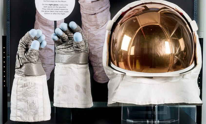 You are currently viewing Smithsonian Debuts Neil Armstrong Gloves, Reveals Apollo 11 3D Model